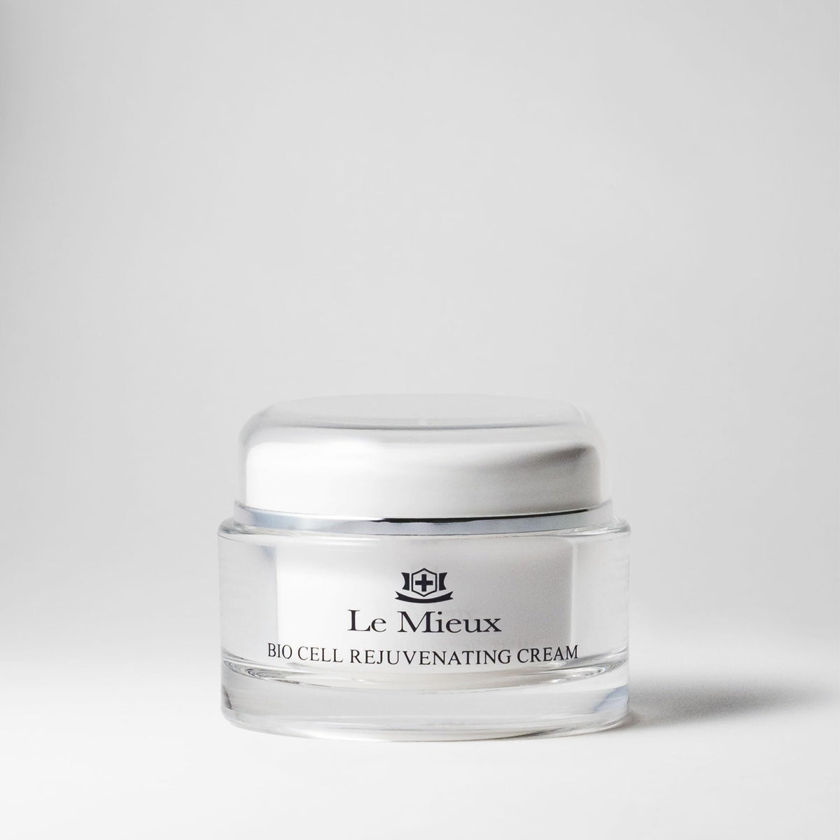 Le Mieux cream texture close-up highlighting silky consistency and immediate moisturizing effect