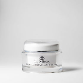Le Mieux cream texture close-up highlighting silky consistency and immediate moisturizing effect