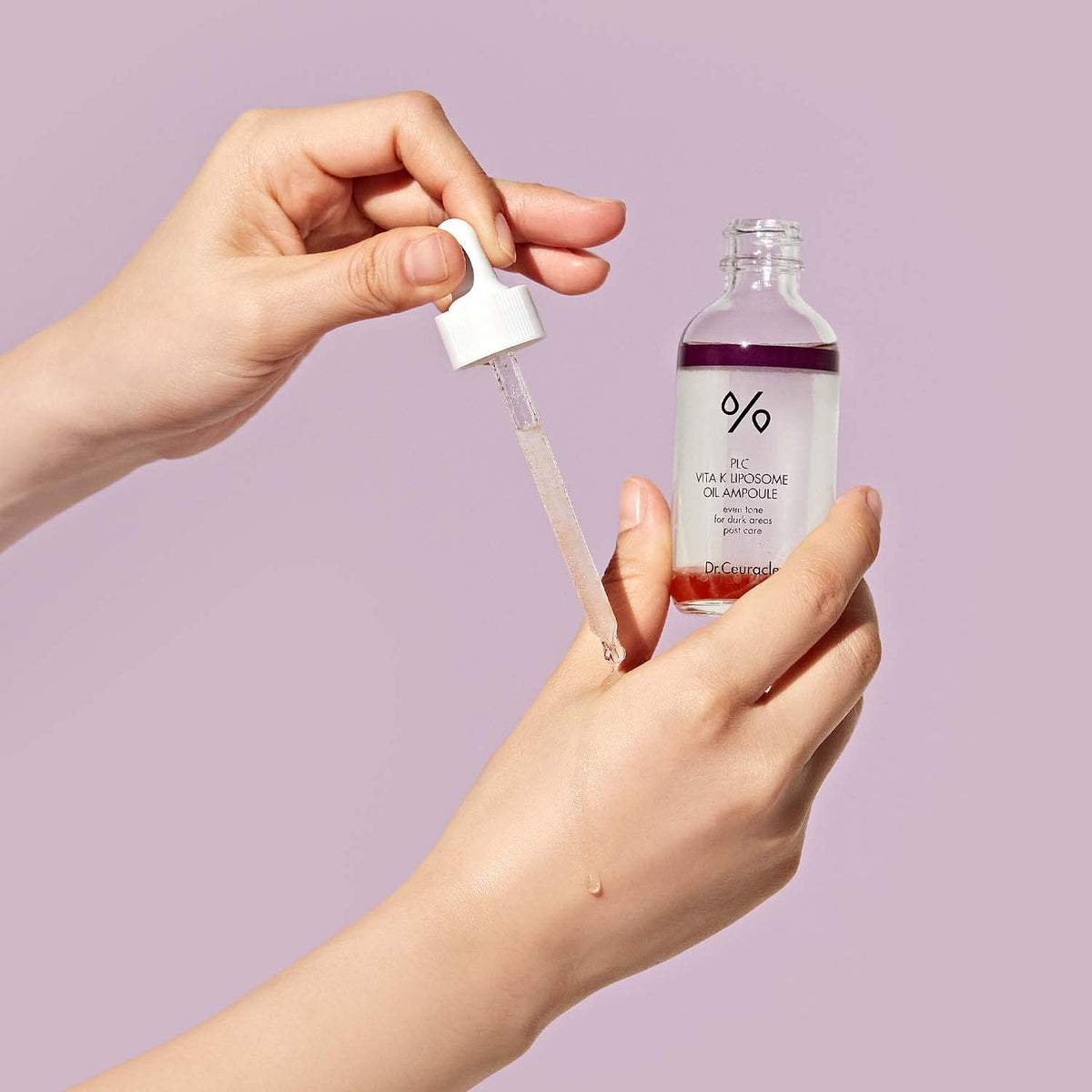 leegeehaam Dr.Ceuracle applying serum on hand, shows smooth finish and easy layering benefit