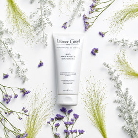 Leonor Greyl shampoo foam texture demonstrating lightweight lather benefit