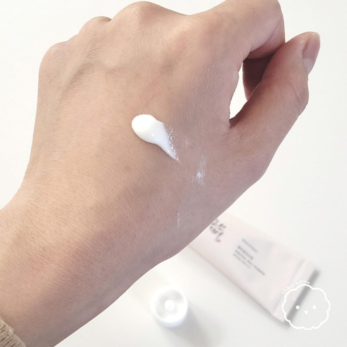 LING LI TE LLT cream texture close-up highlighting lightweight absorption and hydration