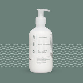 Applying LivSo on a dry or damp scalp, demonstrating targeted hydration and soothing action