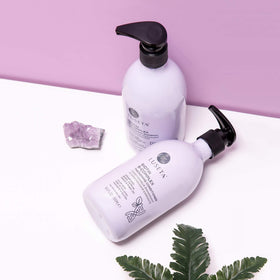 L LUSETA shampoo texture droplets showing hydrating consistency and shine