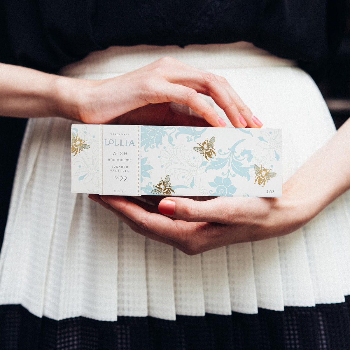 LOLLIA Wish decorative keepsake sleeve with floral and bee design