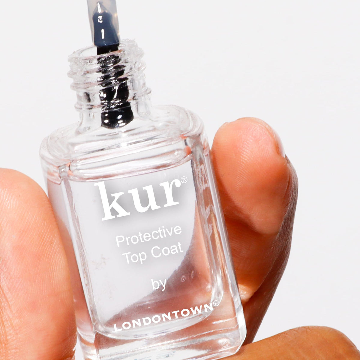 LONDONTOWN brush and cap detail enabling precise application and even coverage