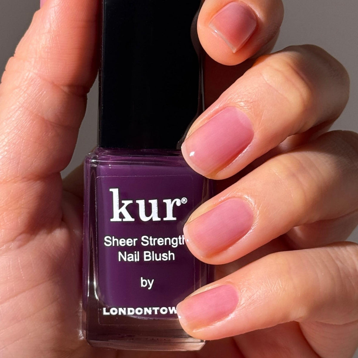 LONDONTOWN brush stroke texture displaying jelly finish benefit