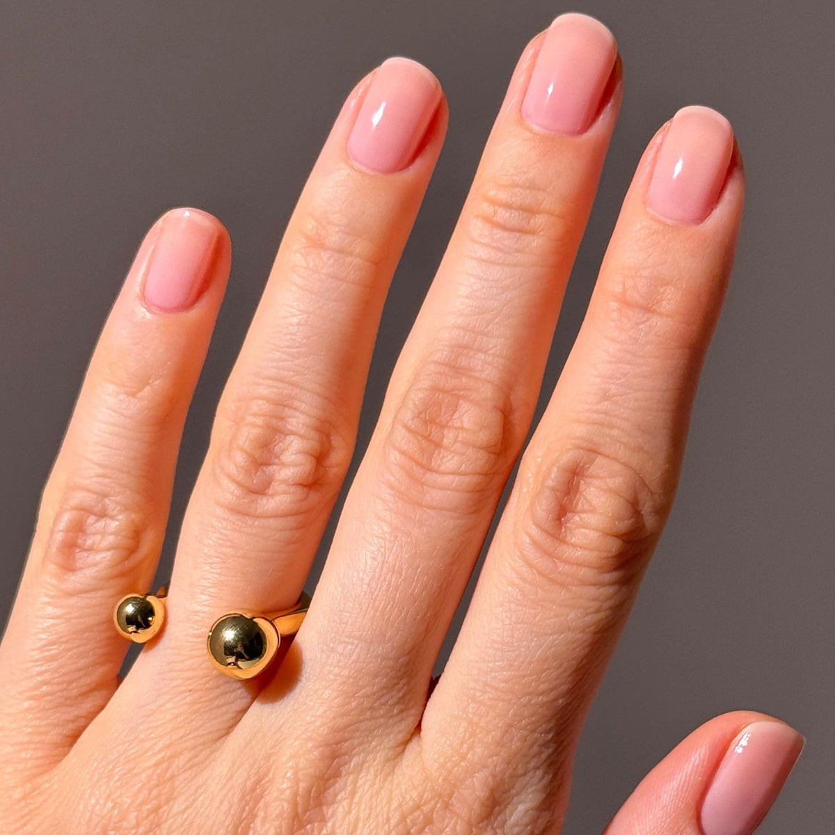 LONDONTOWN nail veil applied during quick mani showing efficient five-minute routine benefit