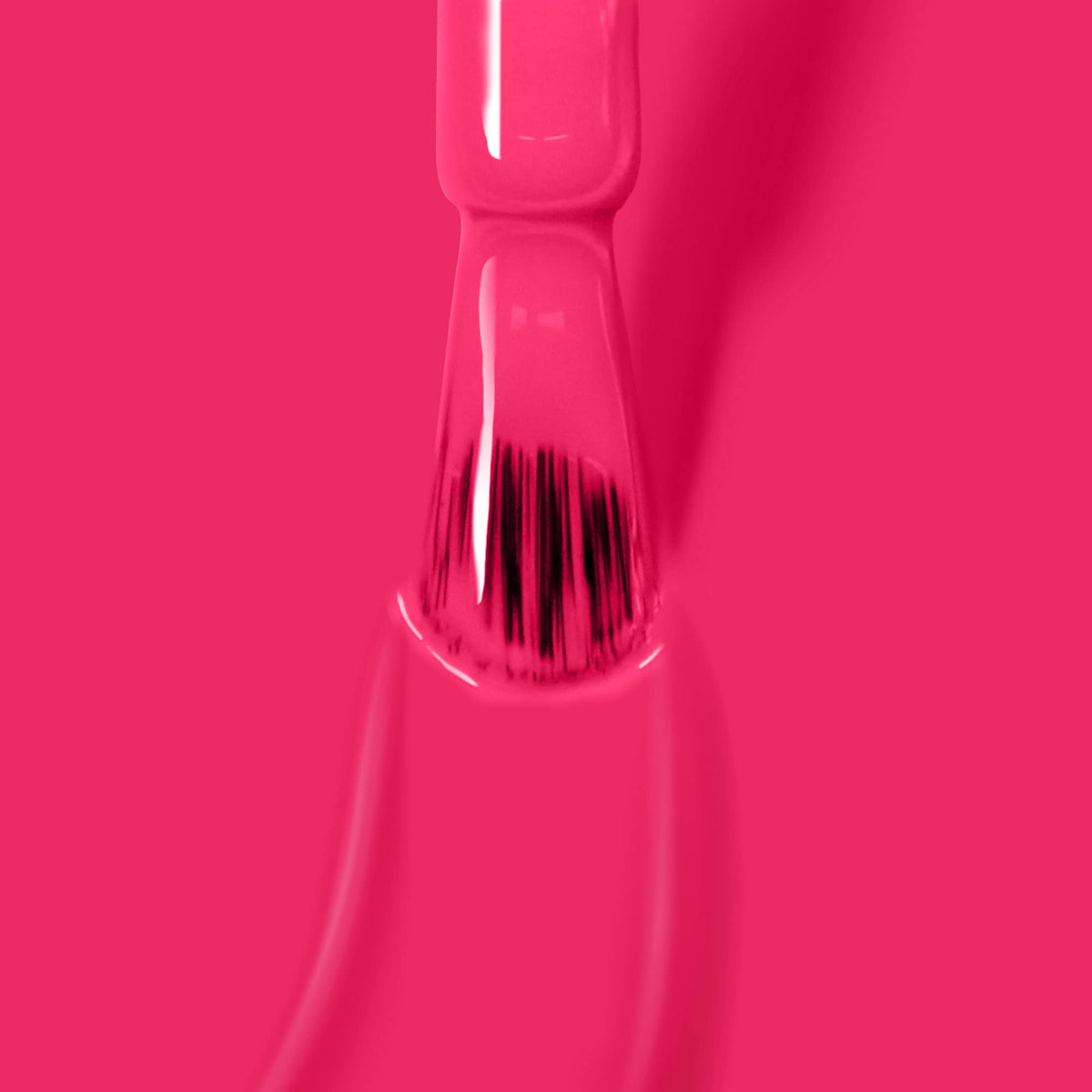 LONDONTOWN pro-contour brush applying smooth lacquer for precise application