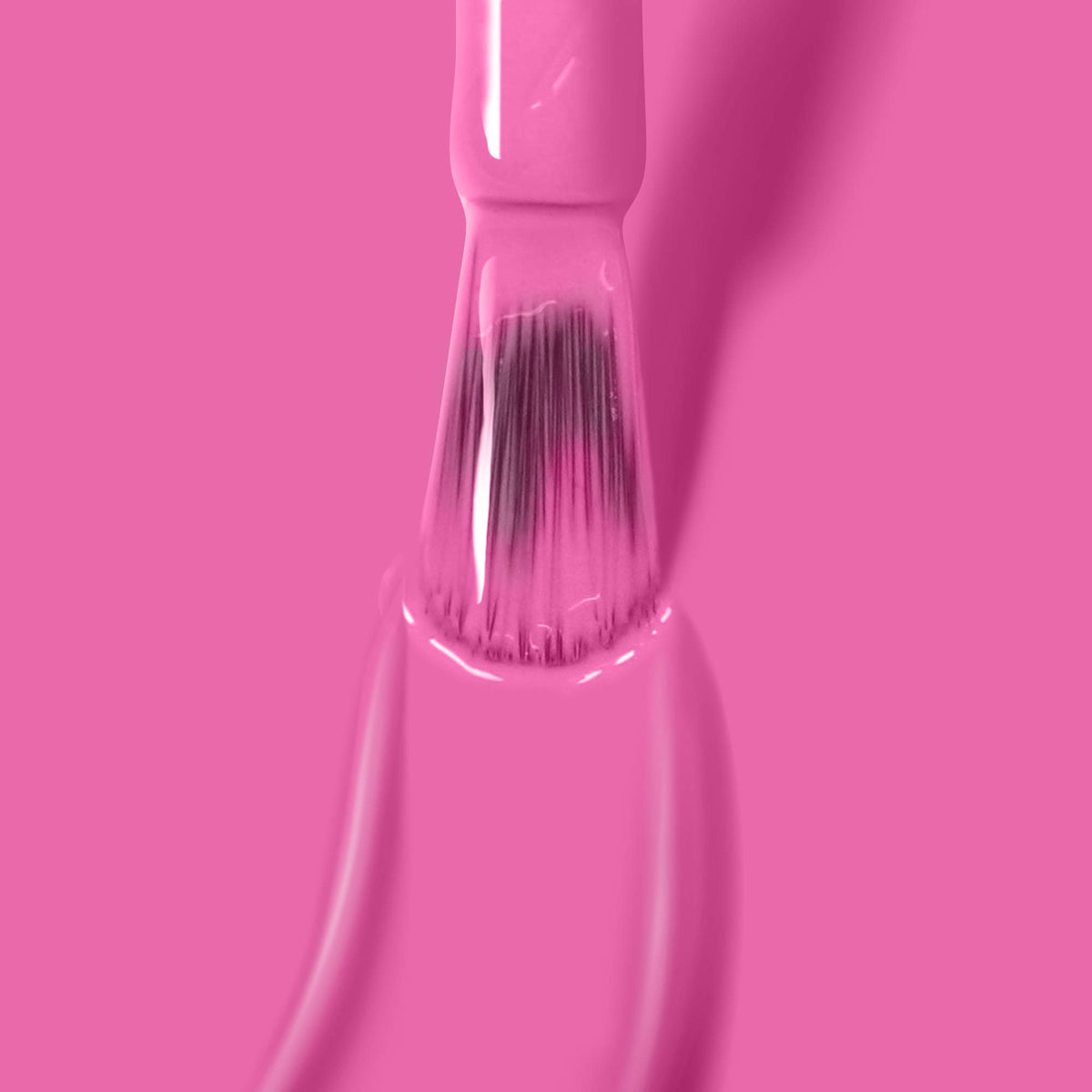 LONDONTOWN brush detail demonstrating pro-contour brush for smooth application benefit