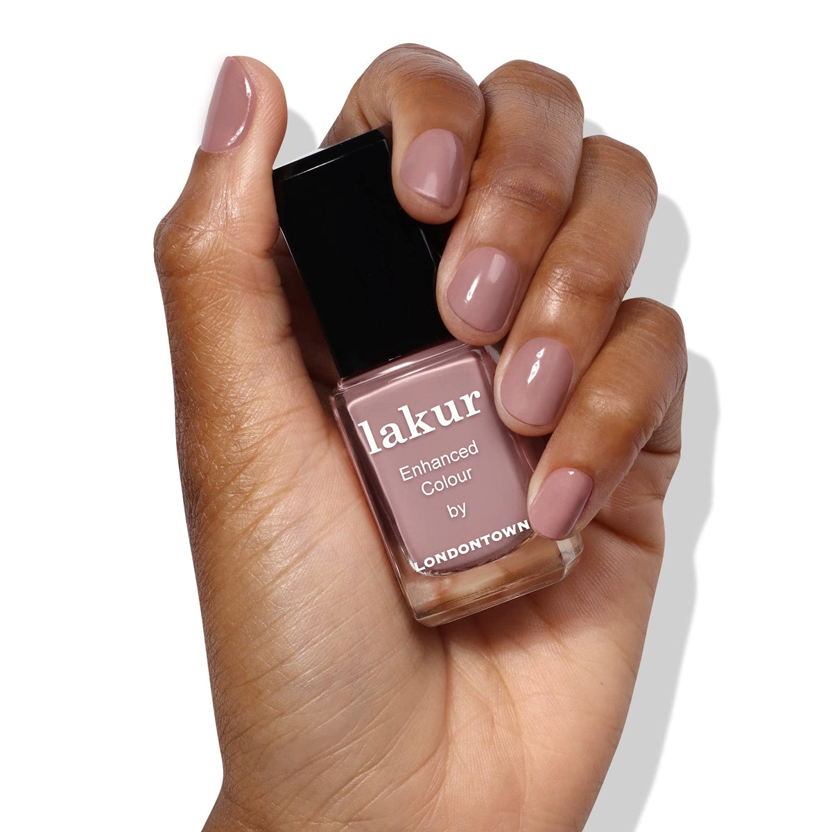 LONDONTOWN swatch on fingernails displaying Chai neutral tone benefit: flattering everyday color