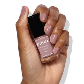 LONDONTOWN swatch on fingernails displaying Chai neutral tone benefit: flattering everyday color