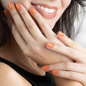 LONDONTOWN Lakur Paloma with botanical oils and extracts illustrating nourishing ingredients for stronger nails