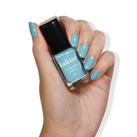 LONDONTOWN swatch on fingertips demonstrating full coverage and shine