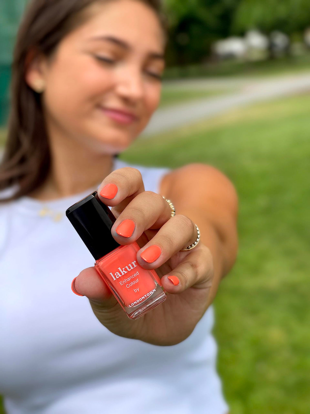 LONDONTOWN lakur glossy texture close-up demonstrating mirror-like shine and hydration
