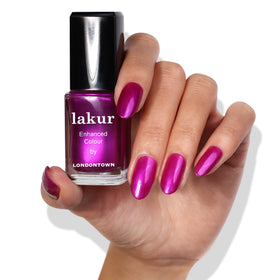 Lakȗr bottle paired with a top coat to show sealing for chip resistance