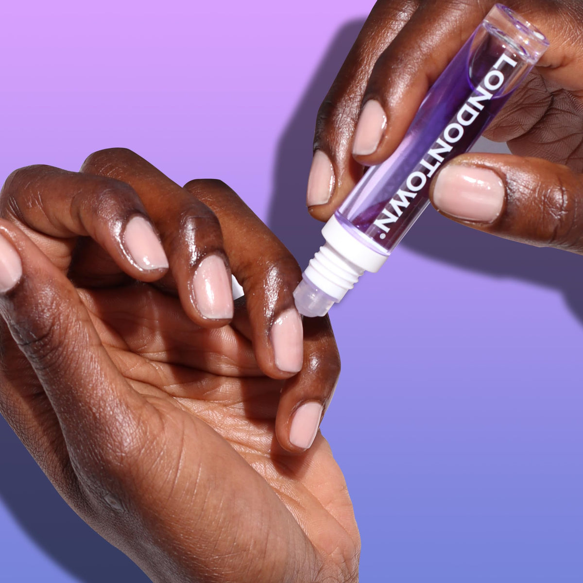 LONDONTOWN oil texture drop on skin demonstrating lightweight absorption and hydration