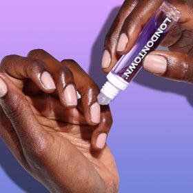 LONDONTOWN oil texture drop on skin demonstrating lightweight absorption and hydration