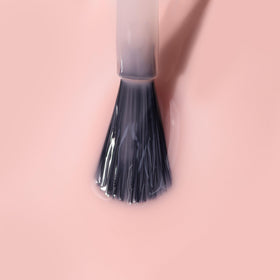 LONDONTOWN polish texture gloss detail highlighting lightweight, non‑sticky formula benefit