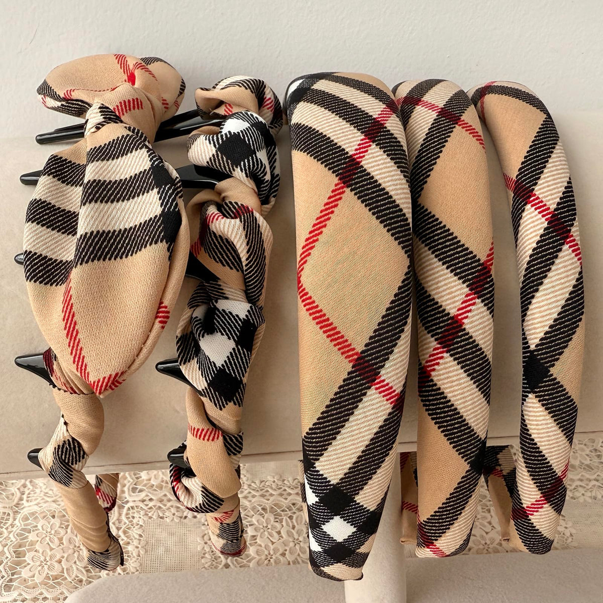 LONEEDY set in gift box suggesting ready-to-gift stylish accessory benefit