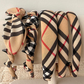 LONEEDY set in gift box suggesting ready-to-gift stylish accessory benefit