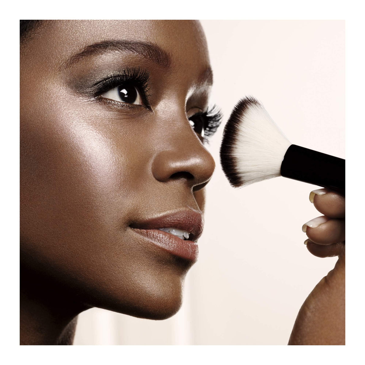 L'Oreal Paris highlighter on collarbone in lifestyle scene for radiant body glow