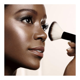 L'Oreal Paris highlighter on collarbone in lifestyle scene for radiant body glow