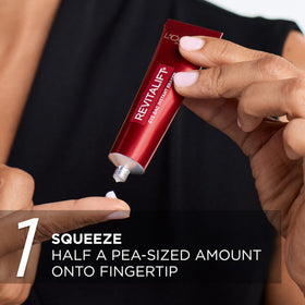L'Oreal Paris application spatula placing a thin layer for controlled use