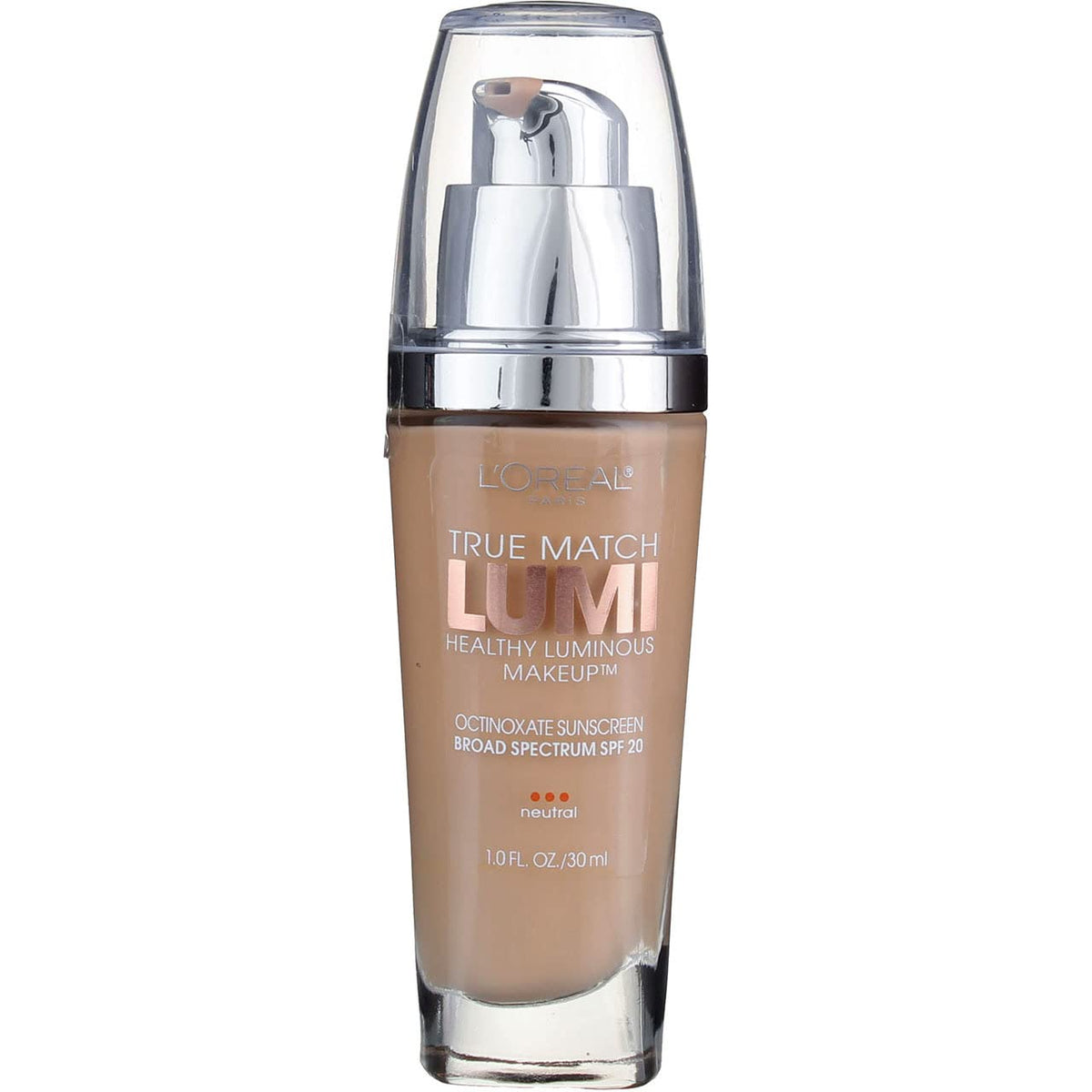L'Oreal Paris applying foundation with a sponge to demonstrate easy blending and buildable coverage
