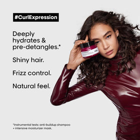 L'Oréal Professionnel Paris applying mask to curly hair for easier detangling