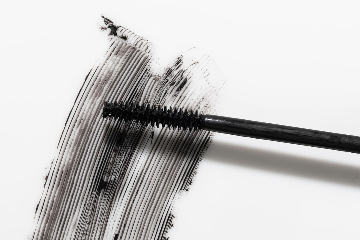 Lune+Aster wand close-up with short bristles for precise lash separation