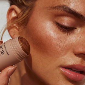 Lux Unfiltered N°18 applied on cheek demonstrating natural sun-kissed radiance