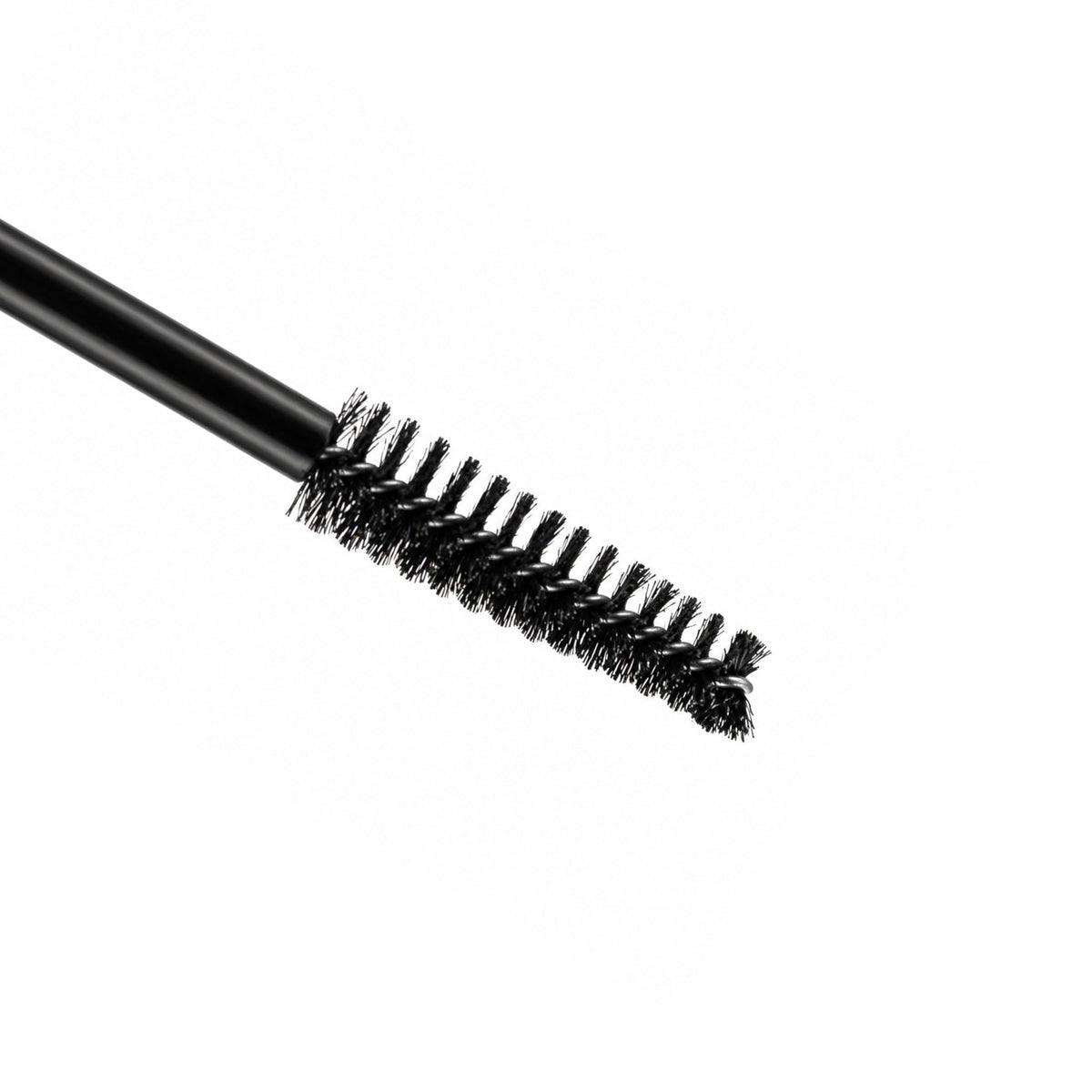 LUXÉ mascara applied on lashes in lifestyle shot delivering length and lift benefit
