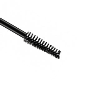 LUXÉ mascara applied on lashes in lifestyle shot delivering length and lift benefit