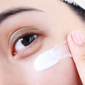 m-61 hyaluronic ingredient bottle highlighting deep hydration benefits