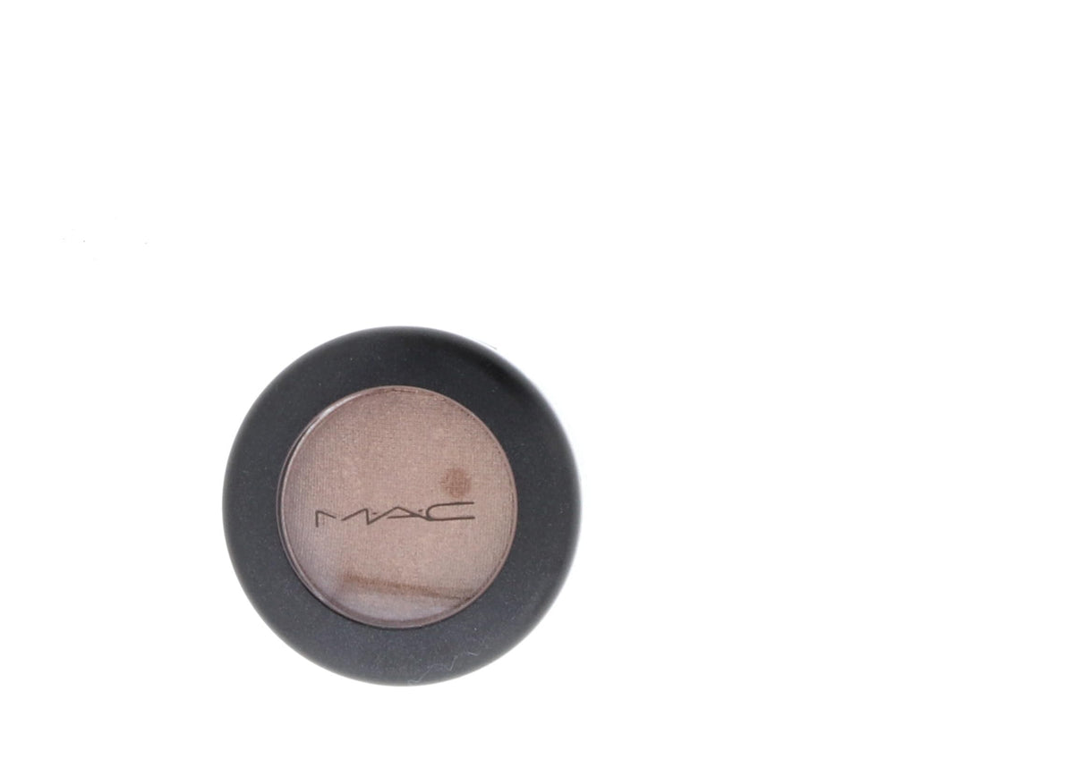 MAC Woodwinked applied on model eye demonstrating luminous payoff benefit