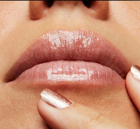 MAC closeup on lips with 321 Dreamy showing dimensional shimmer