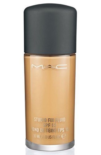 MAC Studio Fix Fluid swatch and texture close-up demonstrating blendable coverage