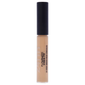 MAC Studio Fix texture close-up demonstrating smooth blendability and lightweight feel