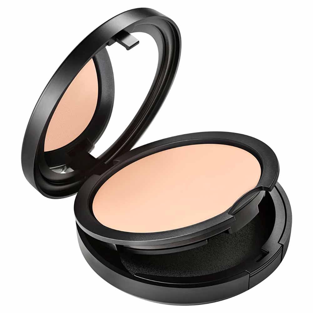 MAC sponge close-up highlighting texture for even product pickup