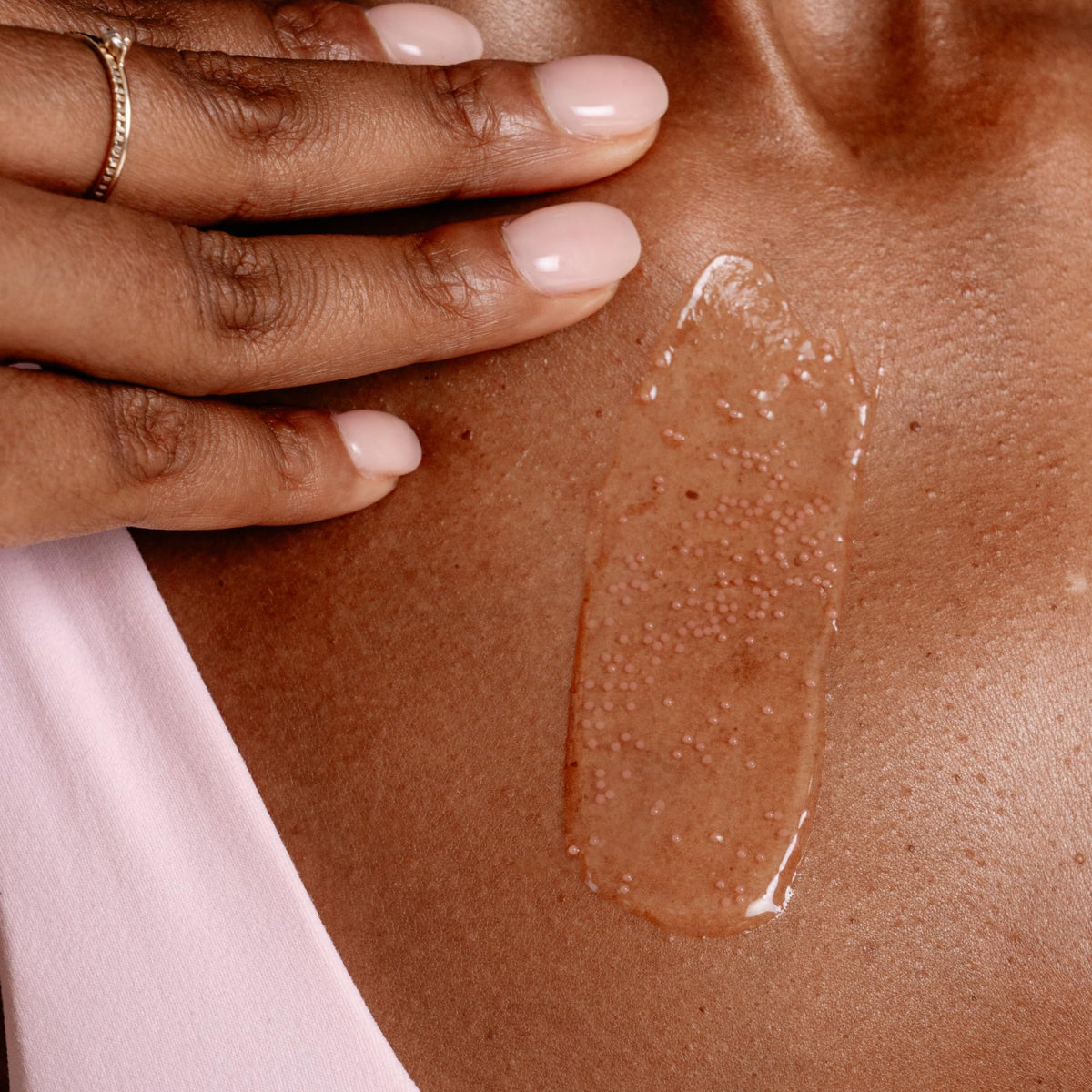 MAËLYS used before lotion illustrating layering to boost hydration benefits