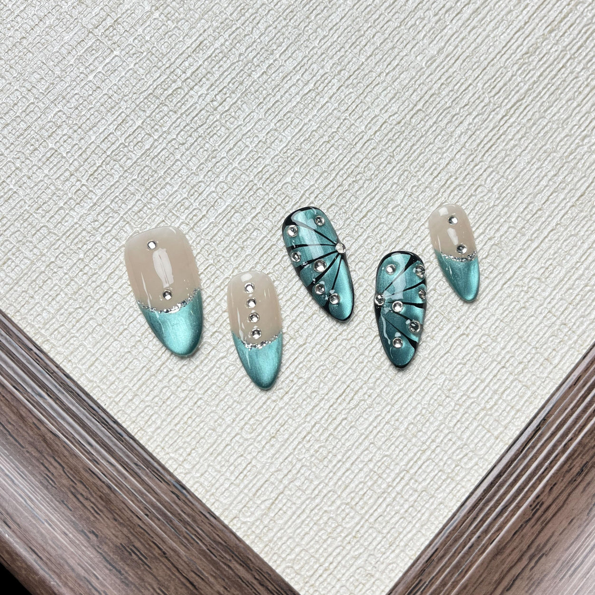 MAGLFELL adhesive tabs, file, and buffer arranged to show included accessories