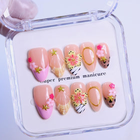 MAGLFELL close-up of multi-layer gel texture highlighting depth and long-lasting shine