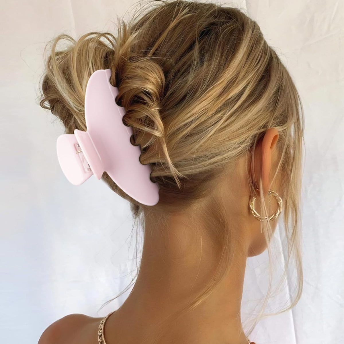 MAORULU clip securing fine hair demonstrating gentle, non-damaging grip