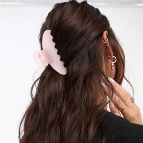 MAORULU clip holding thick hair securely to show strong volumetric hold