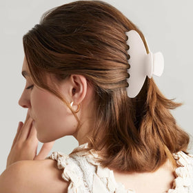 MAORULU worn in half-up hairstyle demonstrating secure hold