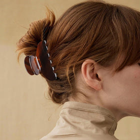 MAORULU worn in a half-up hairstyle demonstrating comfortable, all-day hold and style