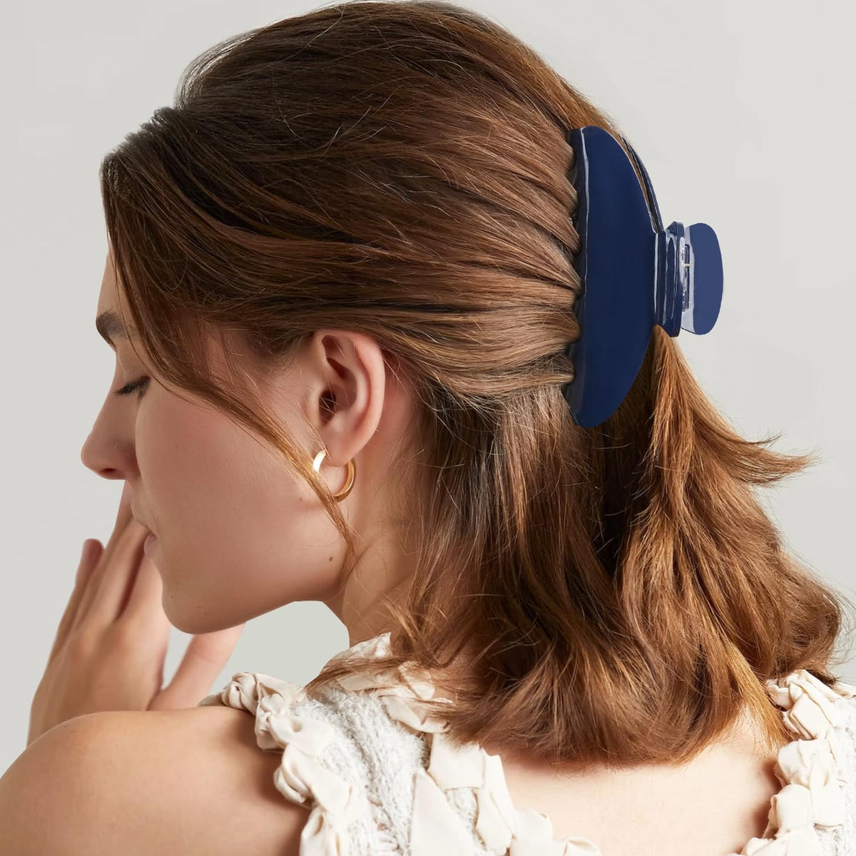 MAORULU holding thick curly hair securely to show strong non-slip grip