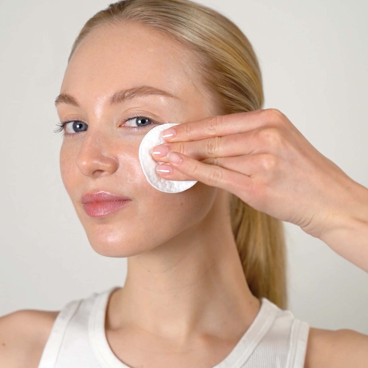 Mario Badescu toner texture pouring from bottle onto hand, benefits visible lightweight consistency