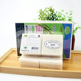 Maruomiki soap producing creamy foam during hand cleansing
