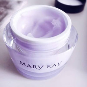 Mary Kay gel texture close-up demonstrating lightweight hydration
